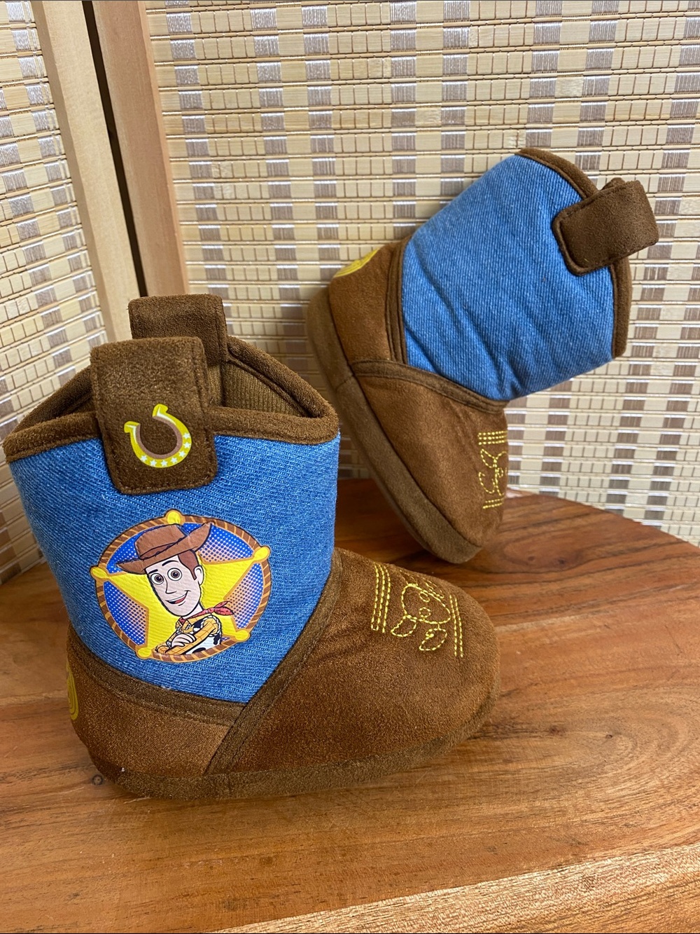 Disney / Pixar's Toy Story Woody Toddler Boys' Slippers Size 5/6